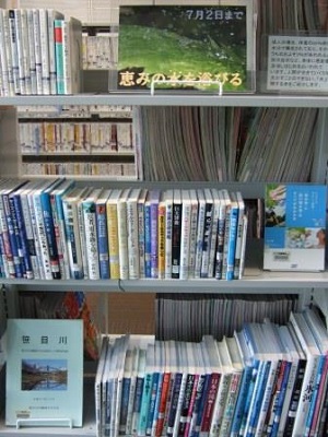 武蔵浦和図書館特集展示の写真です。