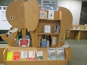 ８月の資料展示は快適なクルマライフです。