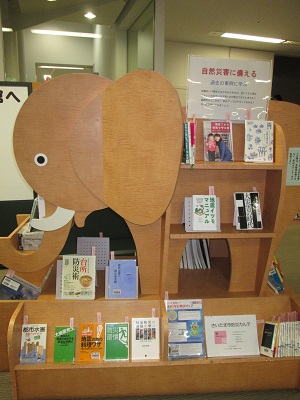桜図書館１２月資料展示の写真