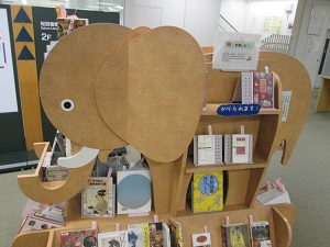 絵に関係した本を集めました