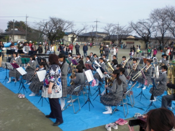 吹奏楽部の演奏も響きました