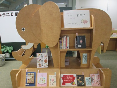 桜図書館展示読んで食べておいしい和菓子