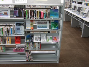 武蔵浦和図書館　2階展示コーナー