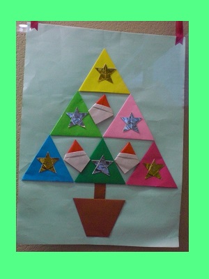 折り紙で作ったクリスマスツリーの形の壁かざりがあります。